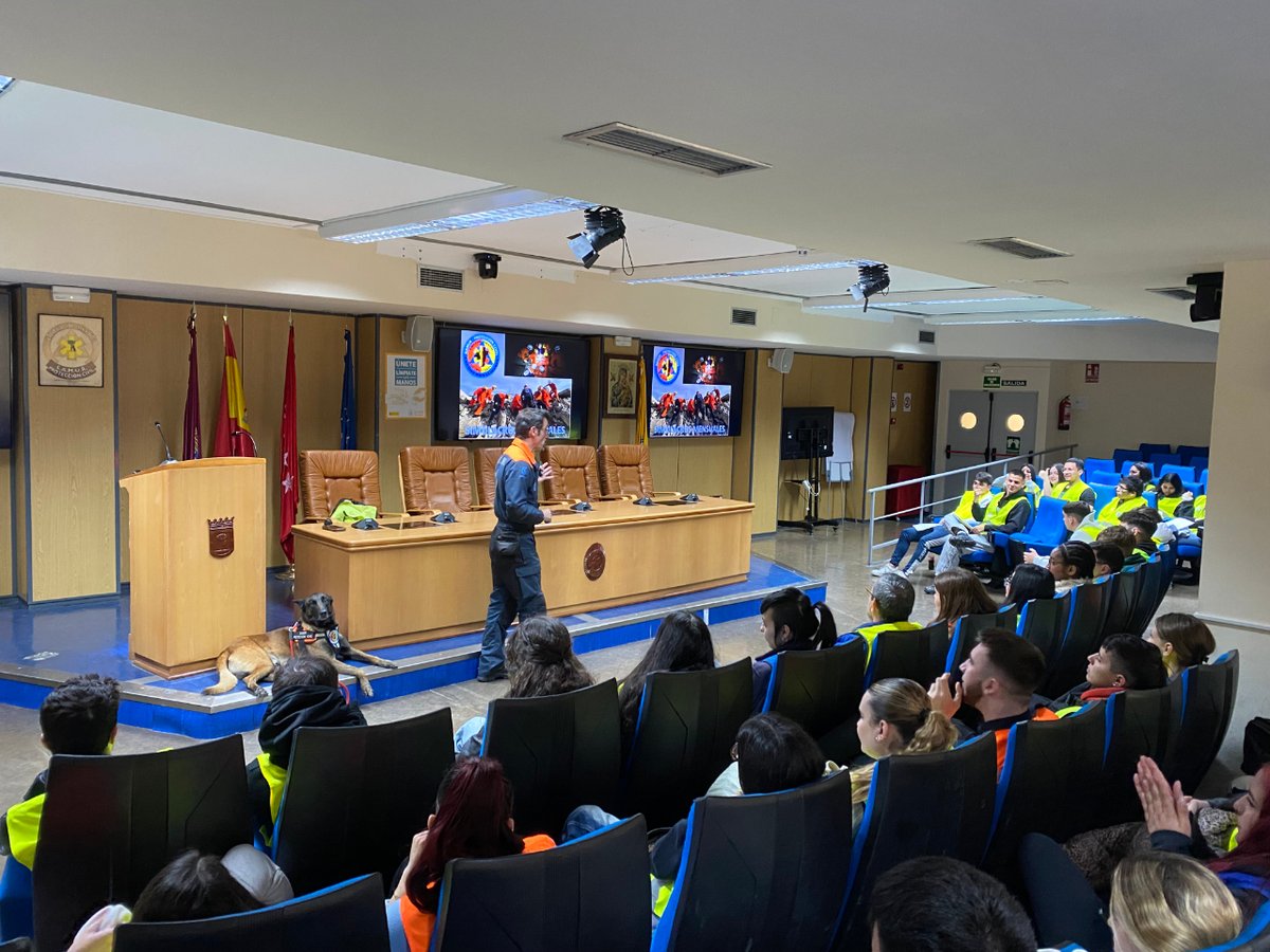 El alumnado de atención a personas en situación de dependencia de Teide IV visitó @SAMUR_PC en Casa de Campo, conociendo sus funciones y técnicas de emergencia como RCP y la maniobra de Heimlich. 🩺 Agradecemos a los voluntarios, en especial a Fito, por compartir su tiempo. 🙌