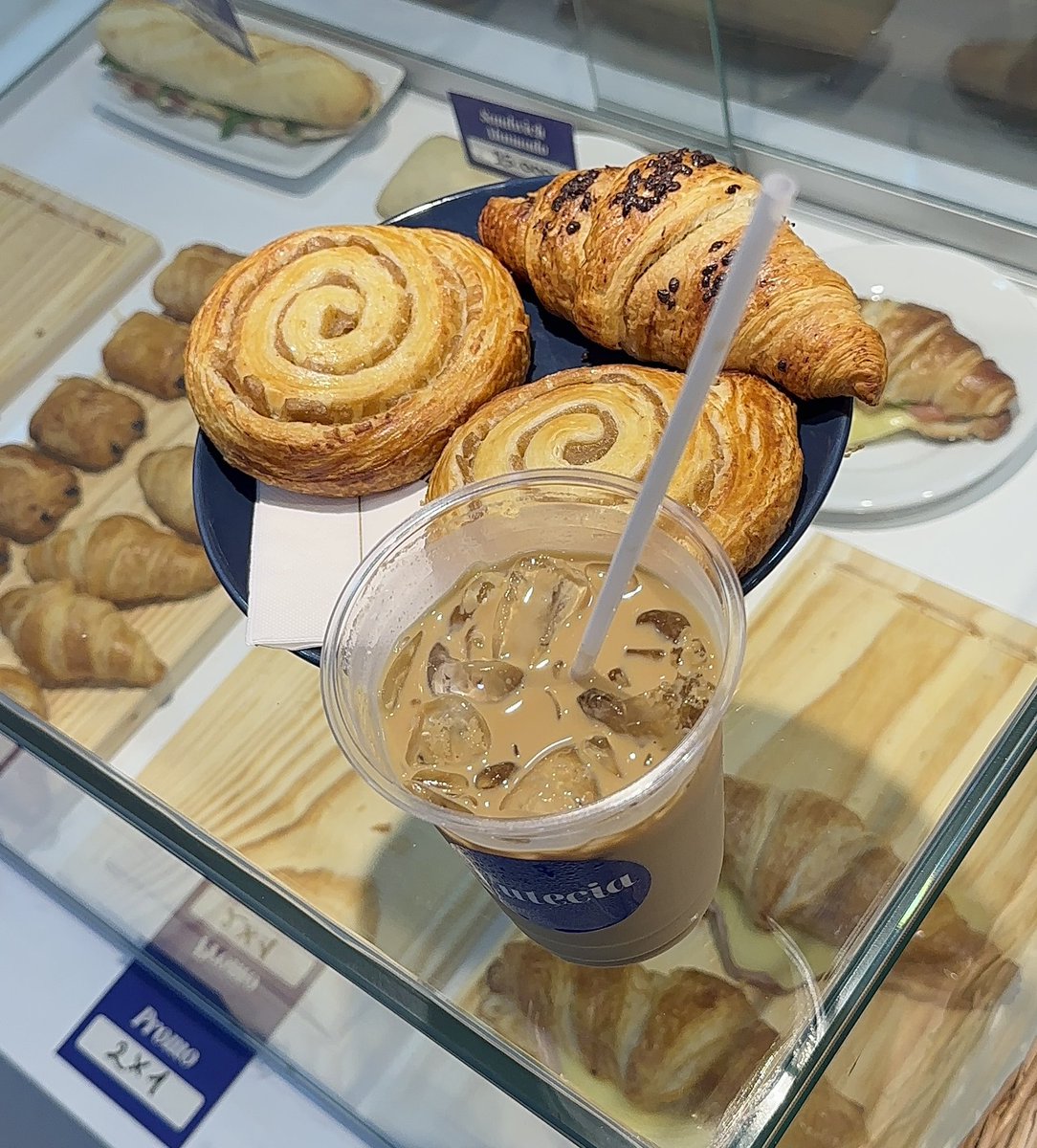 Hay una nueva y linda cafetería con inspiración en Francia. Tienen buenas opciones y entre ellas rolls de canela que son deliciosos. Suelen tener promos de 2x1 en toda la vitrina. 📍Lutecia Croissants & Café.