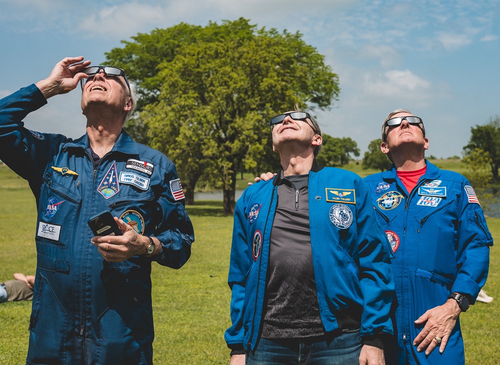 During a Soyuz TMA-7 reunion at Whistlejacket Farm in Texas during the #TotalSolarEclipse, ASE Life Members Gregory Olsen (left) & William McArthur (right) pinned fellow member Valeri Tokarev's Universal Astronaut Insignia onto his flight jacket!

Pics: Jared Lindsay Photography