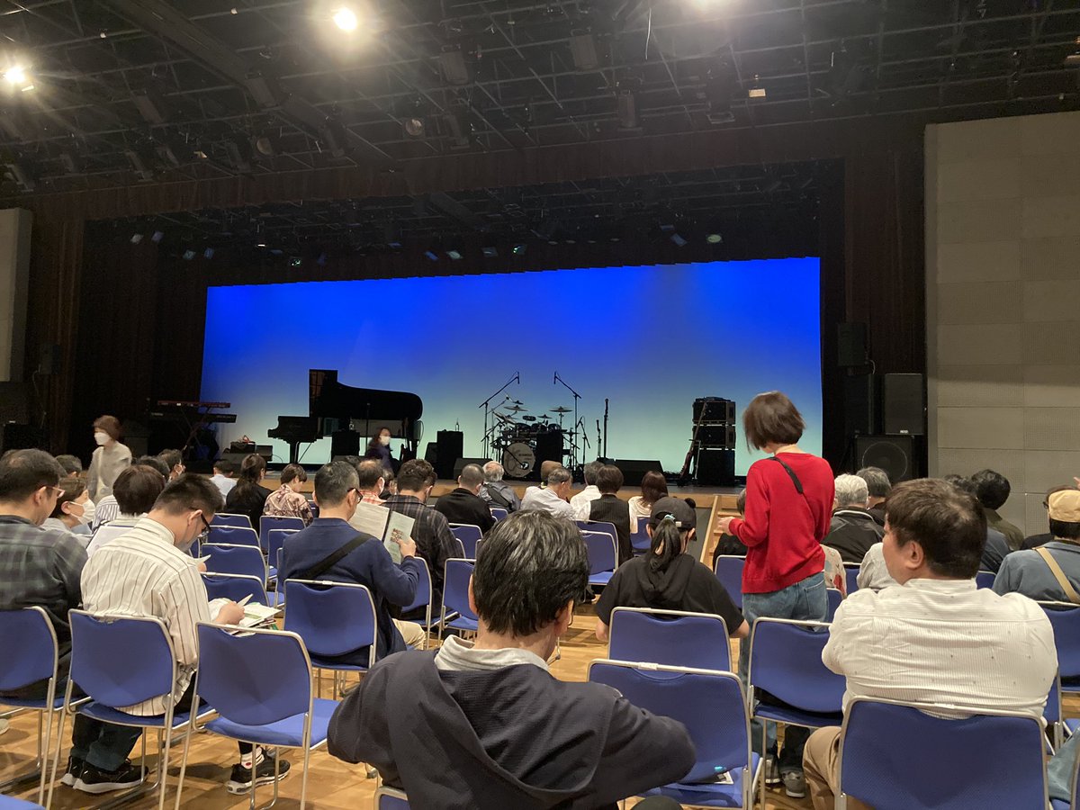 Y_imai_Drums's tweet image. 今日は #昭和音楽大学 でレッスン。
そしてその帰りに、#川口千里 ちゃん率いる #ジャズアベ 観にお邪魔しました♪

いやー、もうバンドの安定感が素晴らしい❗️とっても楽しませていただきました‼️
楽屋にご挨拶行ったら女子圧が強すぎて、緊張してまともに喋れなかった😇
皆さま大変お疲れ様でした。