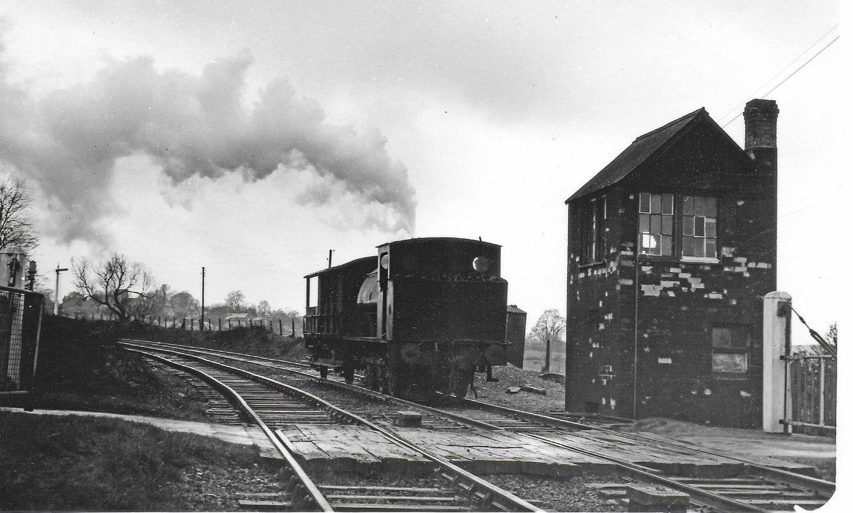 0-6-0ST FRANK (Hunslet 3872/1958) with ex-GWR brakevan 17908 passing the signal box at Moor Mill Crossing on the double track section between Wroxton and the exchange sidings at Banbury.
This was actually a 'passenger' working to transport quarrymen back to Banbury
📸Unknown