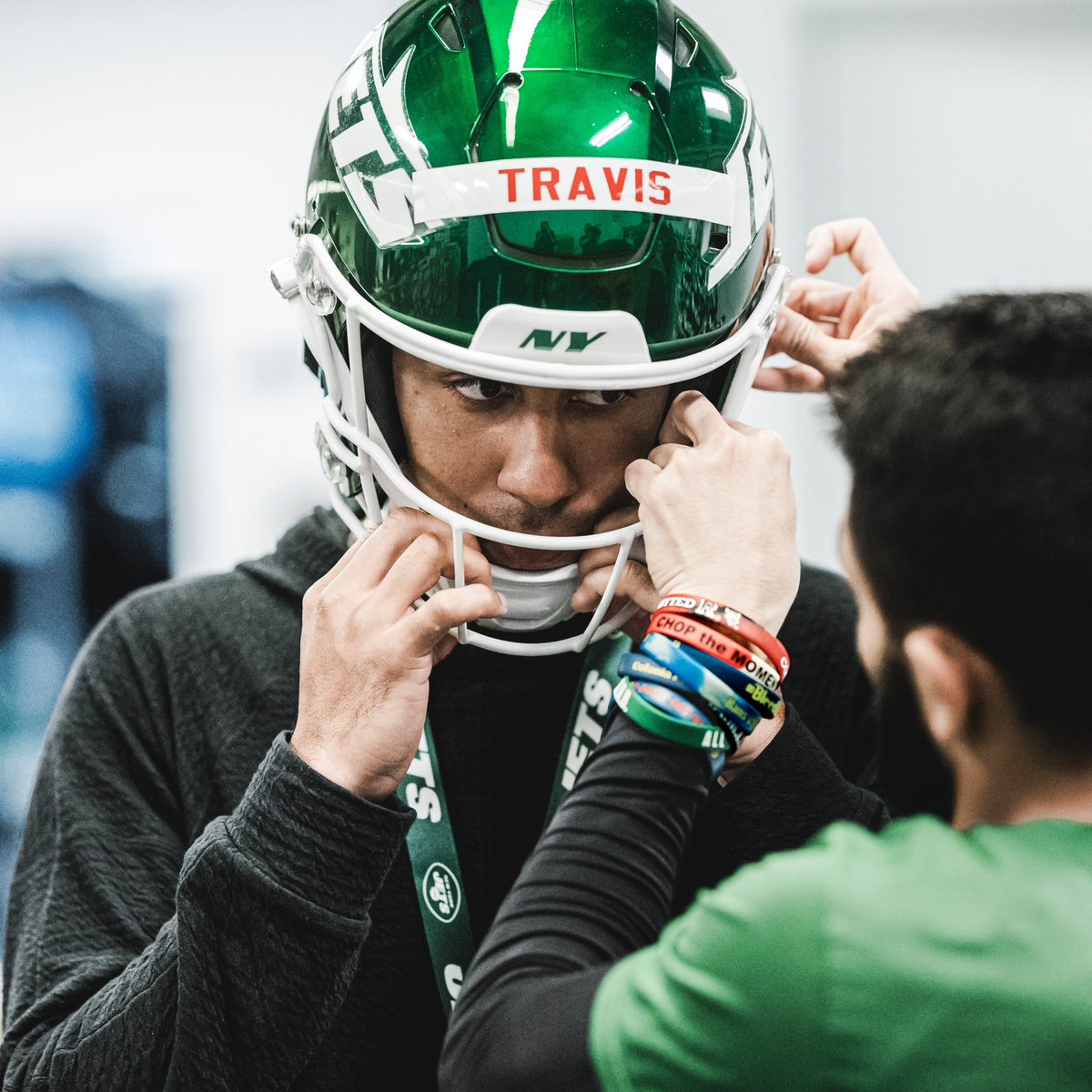 Jordan Travis getting geared up with the Jets.

📸 @nyjets