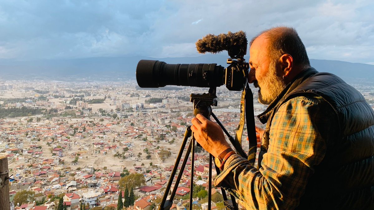 30 yıldan fazla süredir kameraman ve görüntü yönetmeni olarak belgesel sinemaya emek veren, sayısız filmin künyesinde adıyla karşılaştığımız sevgili arkadaşımız, canımız Koray Kesik dün gece gözaltına alındı.