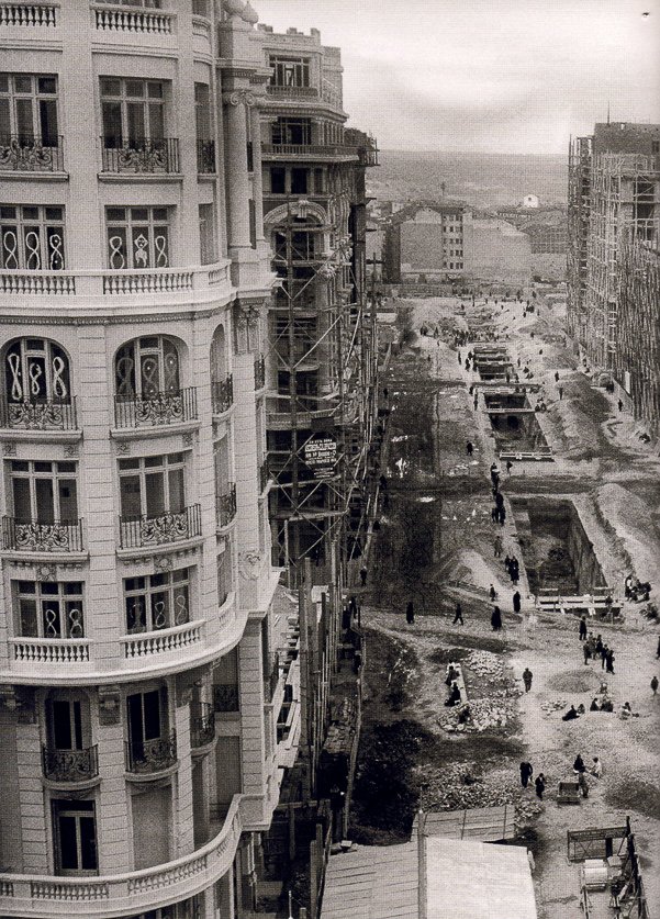 La Gran Vía de Madrid construyéndose en 1922.