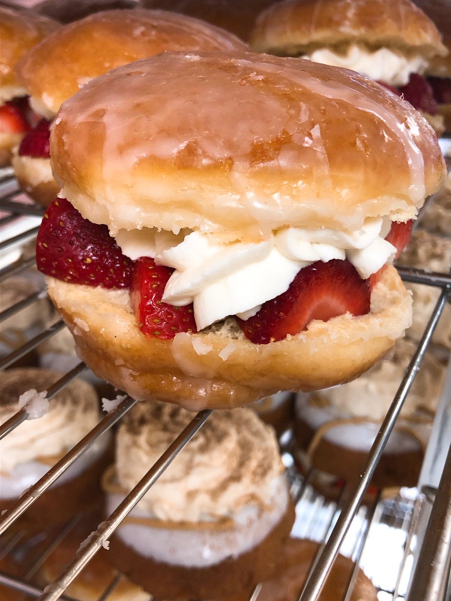 this week i learned that a competitor uses store-bought whip for these and honestly i didn’t stop laughing for 10 minutes. Bless their ❤️ #sayitaintso 
.
.
.
#momosdonuts #donuts #doughnuts #shermantx #Sherman # Dallaseats #explorepage #explore #strawberries