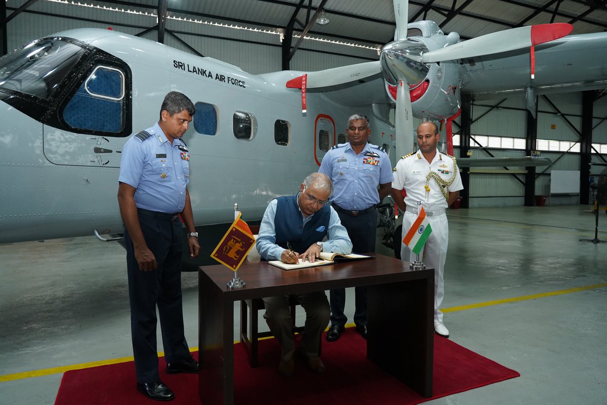 HC @santjha visited @airforcelk base in Trincomalee. Warmly welcomed by Air Cmdre. Thushara Weerarathne & Gp. Capt. Nishantha Senavirathne. Also interacted with @indiannavy Dornier Technical team,which has been instrumental in augmenting 🇱🇰’s maritime surveillance capabilities.