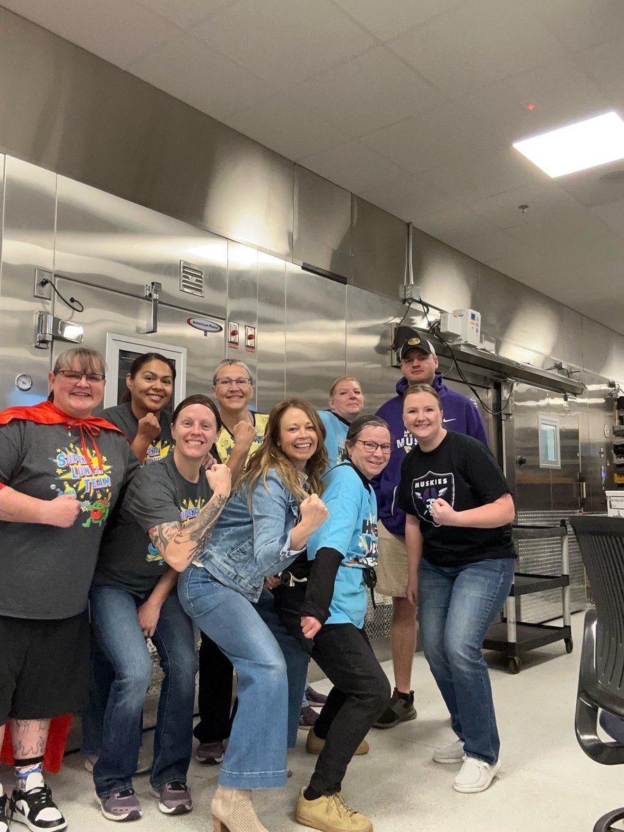 @SusanClarkJunH Principal Jen Fridley stopped by the MCSD Centralized Kitchen to thank their team on School Lunch Hero Day!!

#SchoolLunchHero #SusanClarkMuskies #MuskieSchools