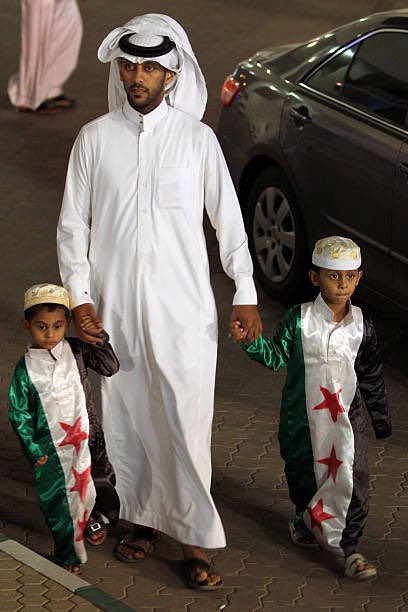 مواطن سعودي مع أبناءه أثناء التوجه لحملة دعم للثورة السورية العظيمة الشعب السعودي أكثر شعب ناصر الشعوب المُسلمة في كافة أنحاء العالم