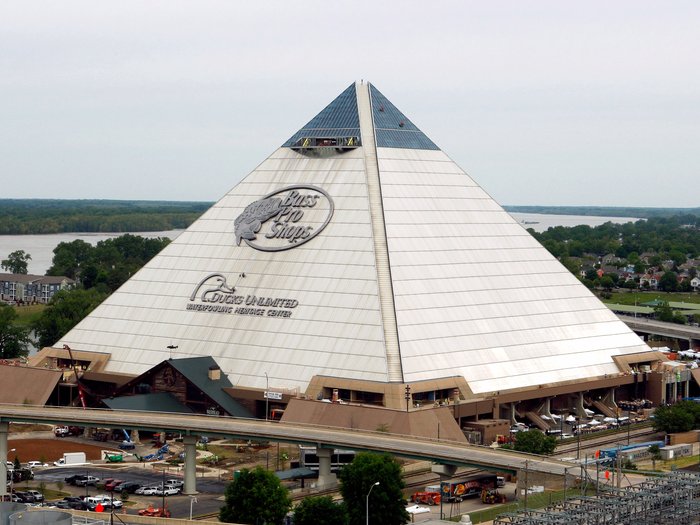 wait a minute, the giant basspro shop pyramid is a HOTEL?!?!