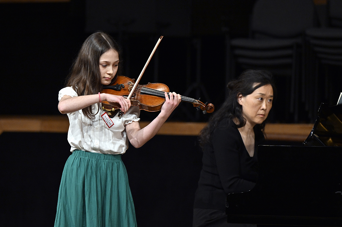 🎻 La Reine visite l’Académie de musique d’Anderlecht. A l’approche du concours Reine Elisabeth, elle souhaite ainsi encourager les jeunes intéressés par les disciplines artistiques. Elle souligne l’importance qu’elle accorde à l’enseignement artistique au niveau local.