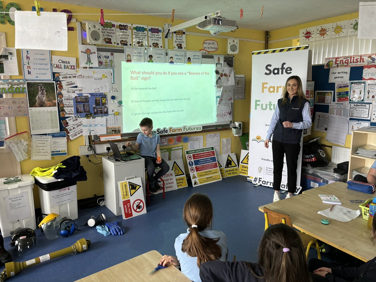 Finishing out the workshop with a quiz 🙌 It’s a great way to revise all that students have learned on farm safety this morning ✅ #safefarmfutures @martinheydonfg @agriculture_ie