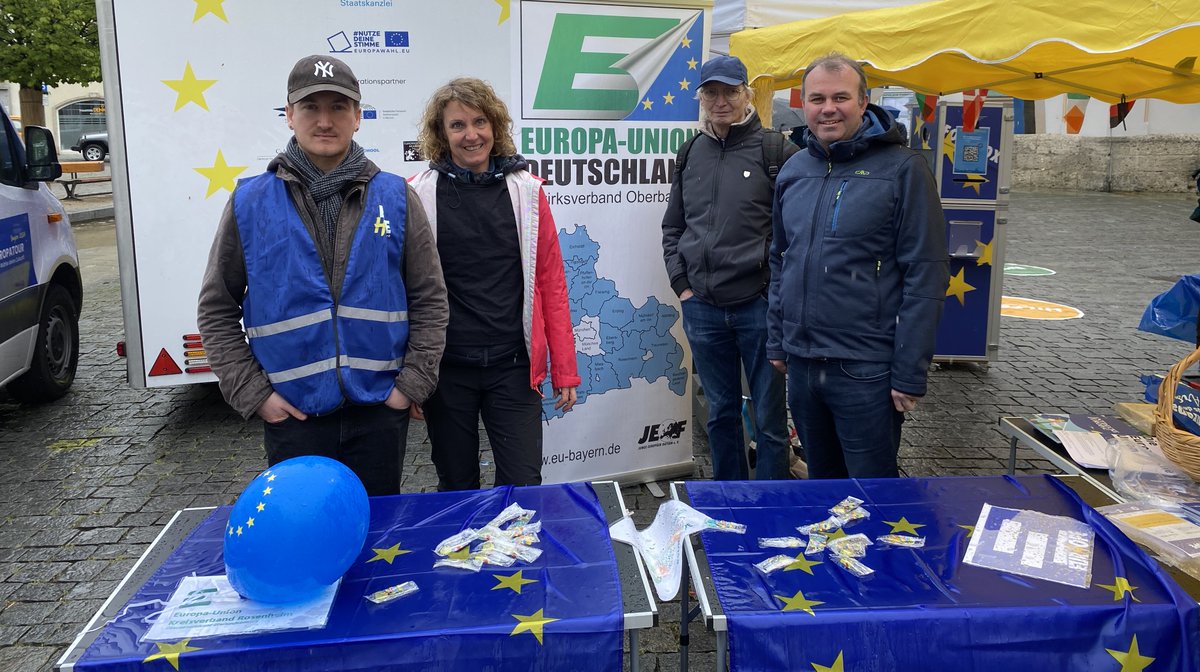 Anlässlich des Besuchs des Europabusses der Bayerischen Staatskanzlei auf dem Ludwigsplatz in Rosenheim, zeigte dort auch die überparteiliche Europa-Union mit einem Infostand Flagge für ein demokratisches Europa: innpuls.me/europa-union-r…