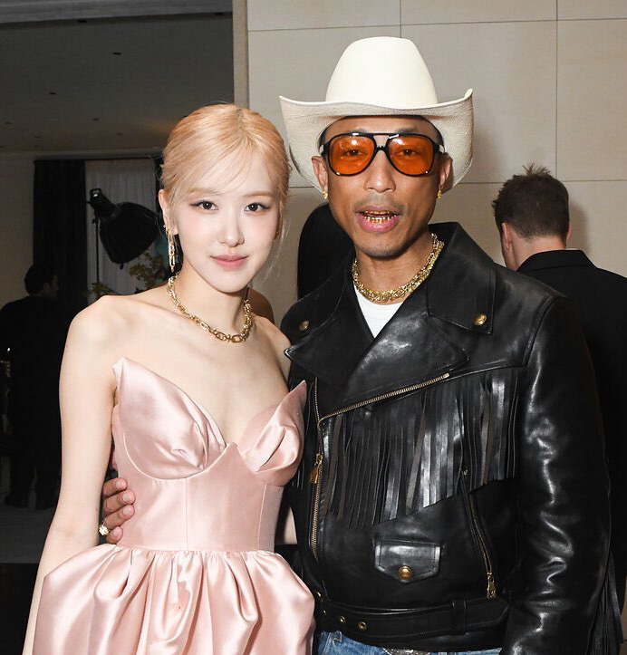 #Rosé and #Pharrell pose for a pic together at the Tiffany & Co. event last night in NYC, celebrating his new Tiffany Titan Collection! 👏🌟🌟💎💍📿🗽🇺🇸👑👑❤️‍🔥 #TiffanyxROSE #TiffanyTitan #TiffanyAndCo #BLACKPINK @BLACKPINK @Pharrell