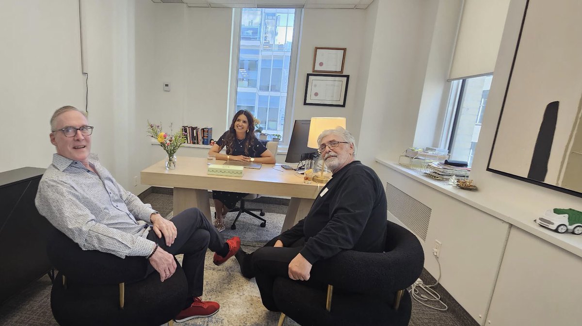 When your friends check out your new office. ❤️ <a href="/jerryagar1010/">Jerry Agar</a> <a href="/MooreintheAM/">John Moore</a>