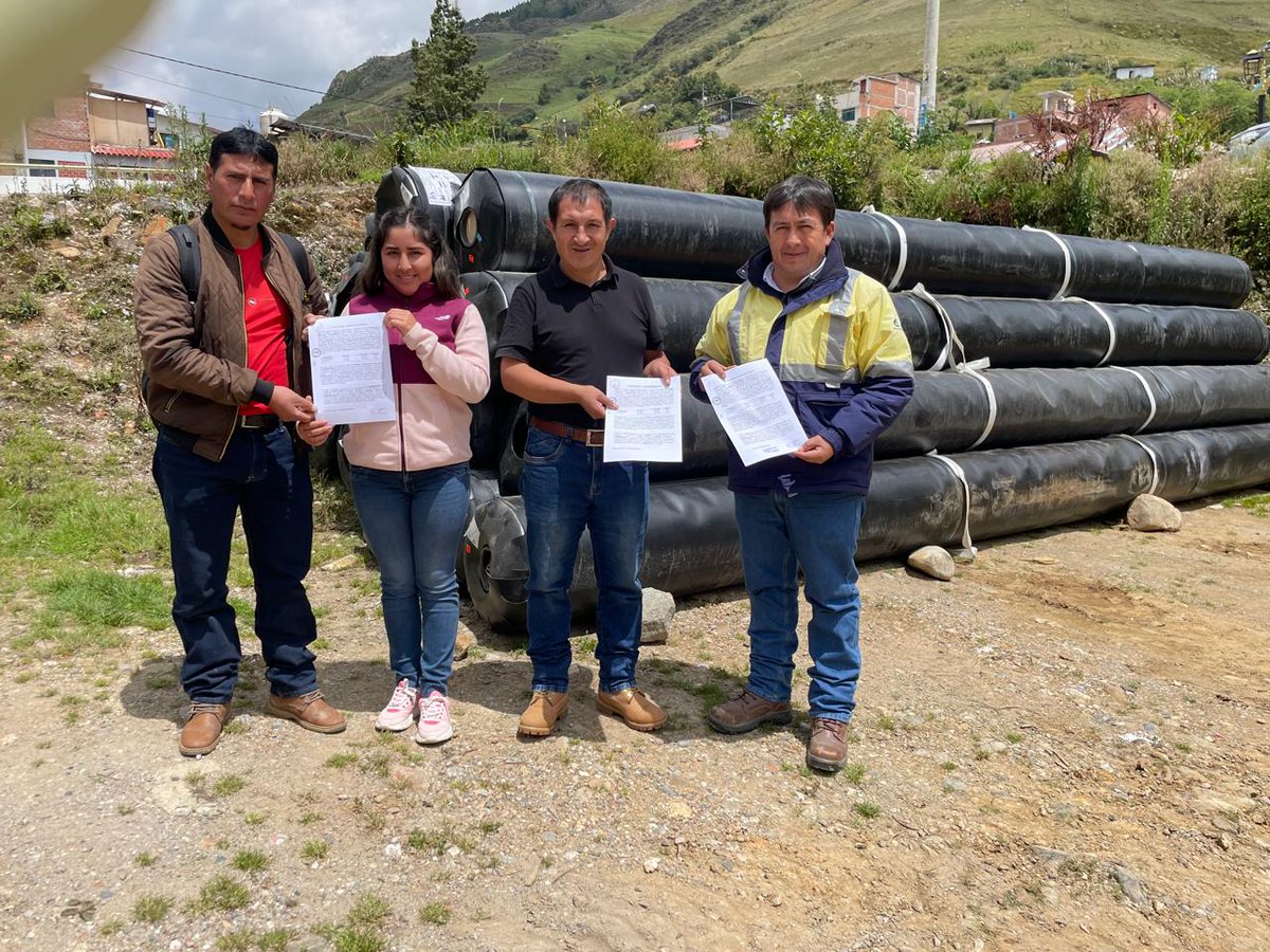 Energiminas (@energiminas1) on Twitter photo Gold Fields dona geomembrana y geotextil para la construcción de microrreservorios en el distrito de Hualgayoc.
Los microrreservorios diseñados almacenarán aguas de quebradas y ríos, además de captar agua de lluvia.
➡️ La nota: acortar.link/LDgB61
<a href="/GoldFieldsPer/">Gold Fields en Perú 🇵🇪</a> Gold Fields dona geomembrana y geotextil para la construcción de microrreservorios en el distrito de Hualgayoc.
Los microrreservorios diseñados almacenarán aguas de quebradas y ríos, además de captar agua de lluvia.
➡️ La nota: acortar.link/LDgB61
<a href="/GoldFieldsPer/">Gold Fields en Perú 🇵🇪</a>