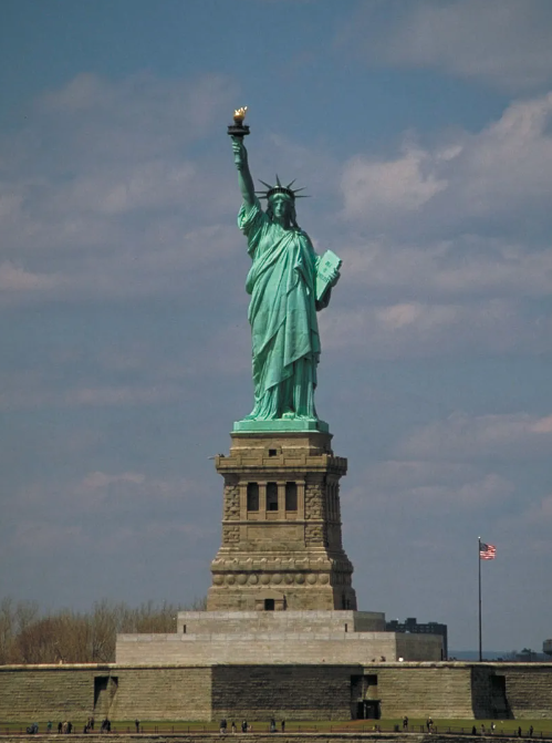 The Statue of Liberty was originally designed for Egypt.

Frédéric-Auguste Bartholdi designed and donated the Statue of Liberty (formally titled “Liberty Enlightening the World”) to the USA in 1875 to commemorate France and America’s alliance during the American Revolution.

🧵⬇️