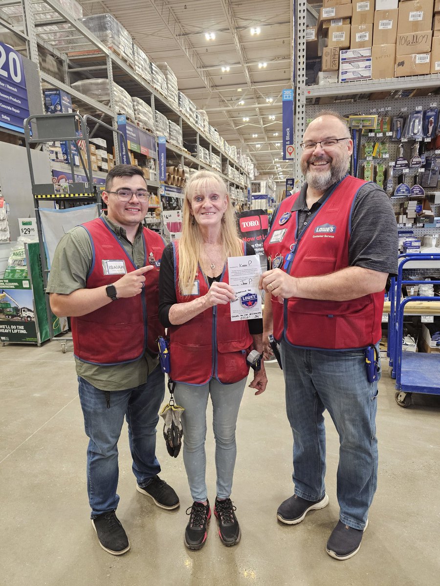 Karen Pippin from Hardware and Tools earning a red star her help in the Garden Center this week. Thanks for all you do!!!! @BenitoKomadina @DustinCornell5 @BlueBoxR1 @MikeJDemps @lowes627