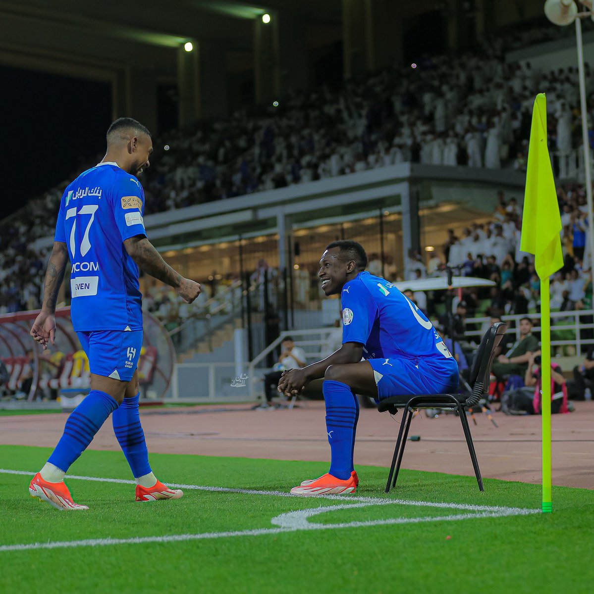 الاتحادي يتابع مباراة #التعاون_الهلال ينتظر تعثر الهلال فجأه يتفاجأ سعود جالس على كرسي😂 كااااااابووووووووسهم والله