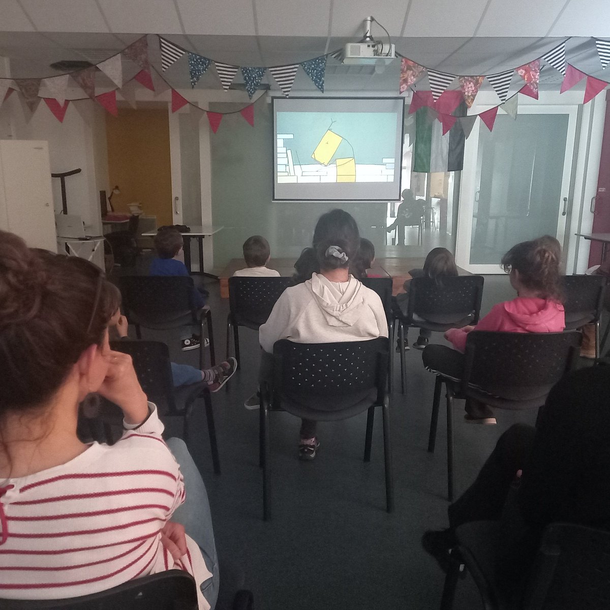 Llums, càmera, acció. La sessió de cinema infantil ja ha començat! Benvinguda mainada 📽️🍿🎬