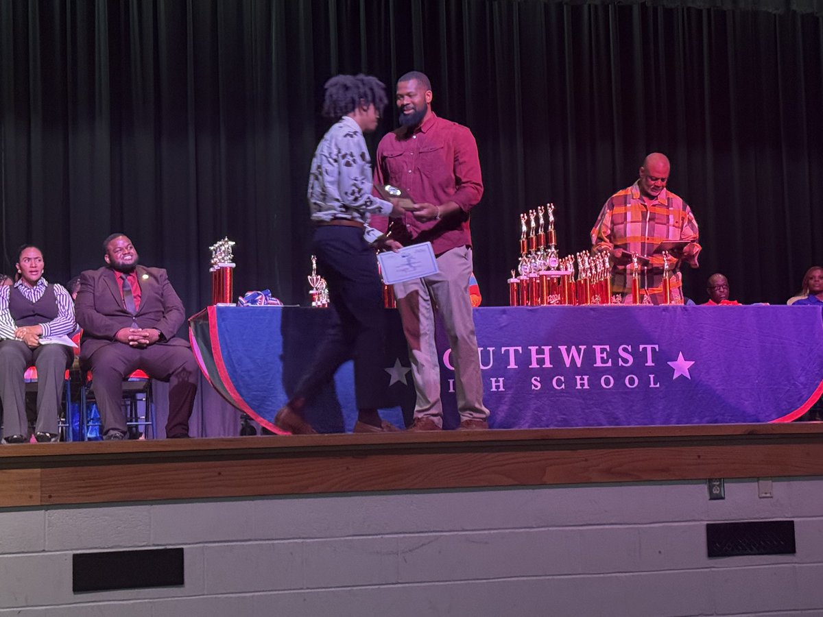 Congratulations to my son Chase on his recognition at the Southwest High School Sports Awards Ceremony yesterday evening ! 🏆👏 It was a pleasure attending such a meticulously planned event. Kudos to the Southwest team for a job well done!@_SWHSAthletics @ballsohrd_chase
