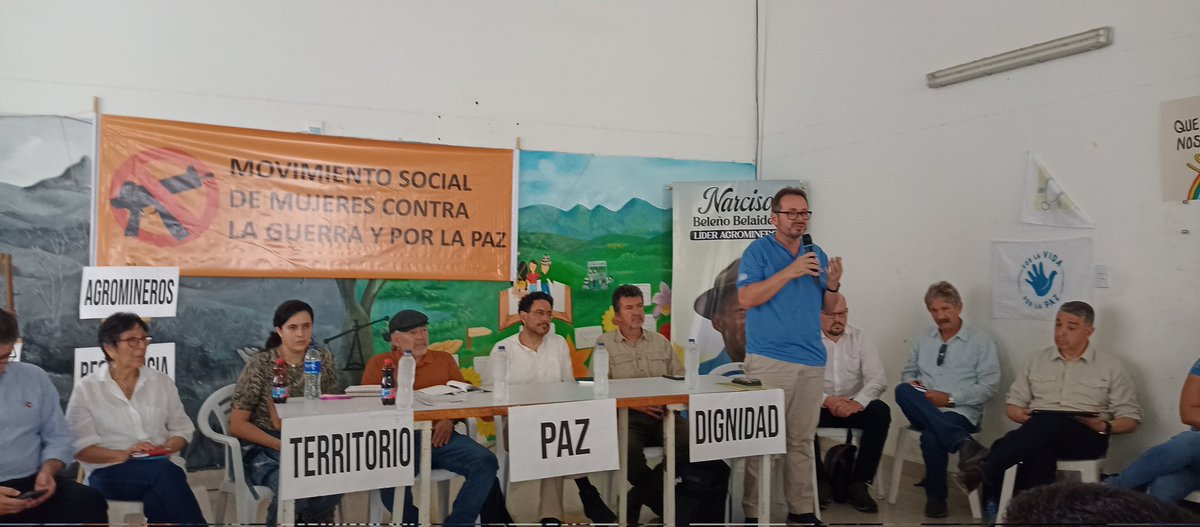 Mesa de diálogos con <a href="/DelegacionEln/">Delegación ELN</a> en #Santarosa sur de Bolivar. Homenaje a la memoria del lider agrominero Narciso Beleño Belaides, víctima de homicidio hace dos semanas.
<a href="/petrogustavo/">Gustavo Petro</a> <a href="/CamaraColombia/">Cámara de Representantes de Colombia</a> @ofp @conferenciaepiscopal