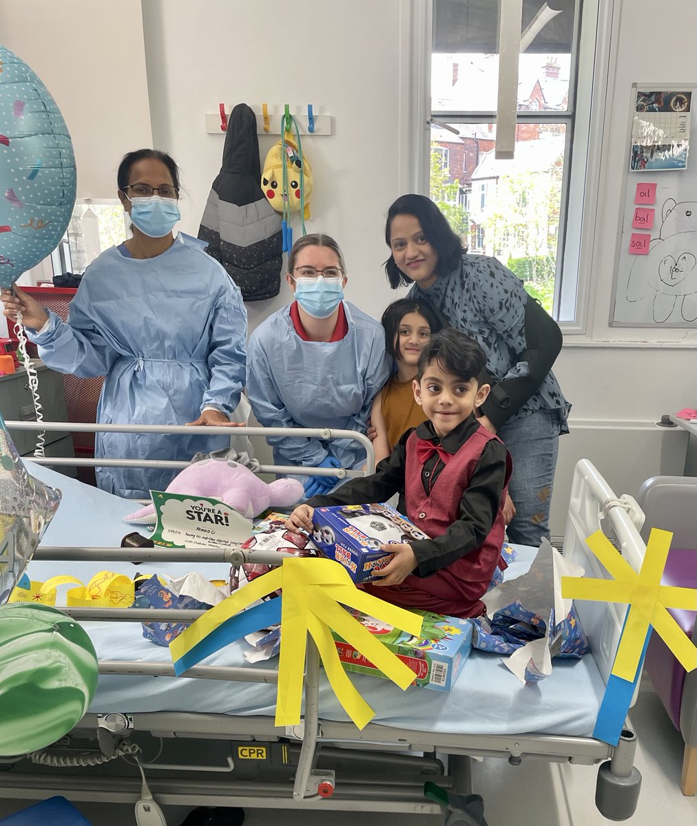 6 year old Ahmad recently managed his midline (catheter) insertion awake, using Virtual Reality Distraction Therapy and local anaesthetic. Ahmad was supported by VR Play Specialist Lucy. Well done Ahmad! @LDShospcharity @LeedsHospitals