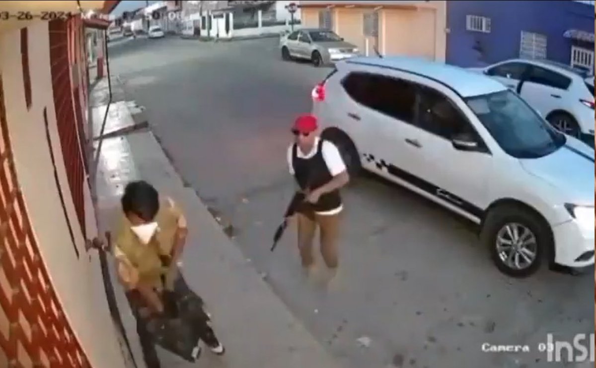 En #Tabasco una camara de seguridad grabó el momento en que un grupo de sicarios intentaban reventar una casa en el municipio de Comalcalco pero son repelidos por las personas que se encontraban dentro de la casa. Video👇🏼 x.com/i/status/17864…