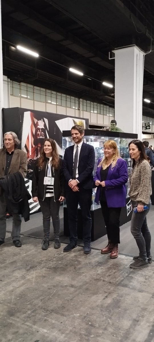 🗯️ El ministro de @culturagob, @ernesturtasun, asiste a la inauguración de la 42ª edición de @COMIC_bcn, en el Palacio de Congresos de @Fira_Barcelona 💥El Salón abre sus puertas desde hoy hasta el próximo 5️⃣ de mayo