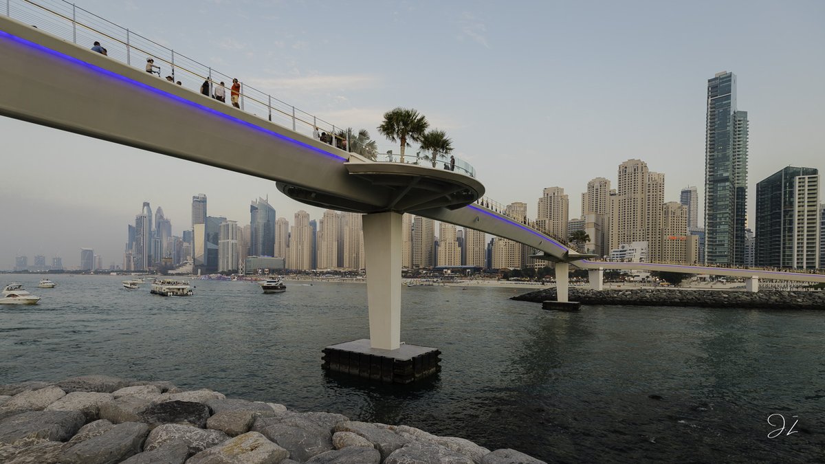 Vue urbaine moderne de #Dubaï Marina avec passerelle et gratte-ciels 🏙️ #DubaiMarina #Cityscape 🌆 #ModernArchitecture 🏗️ #TravelPhotography 📸 #Skyline 🌇 📷 #Dubai2024