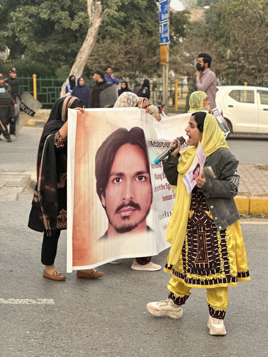 Rashid Hussain was abducted from  UAE and deported to Pakistan .The evidence each and every thing on media is still available but Rashid Hussain is not still presented to court 
۔
#SaveRashidHussain
