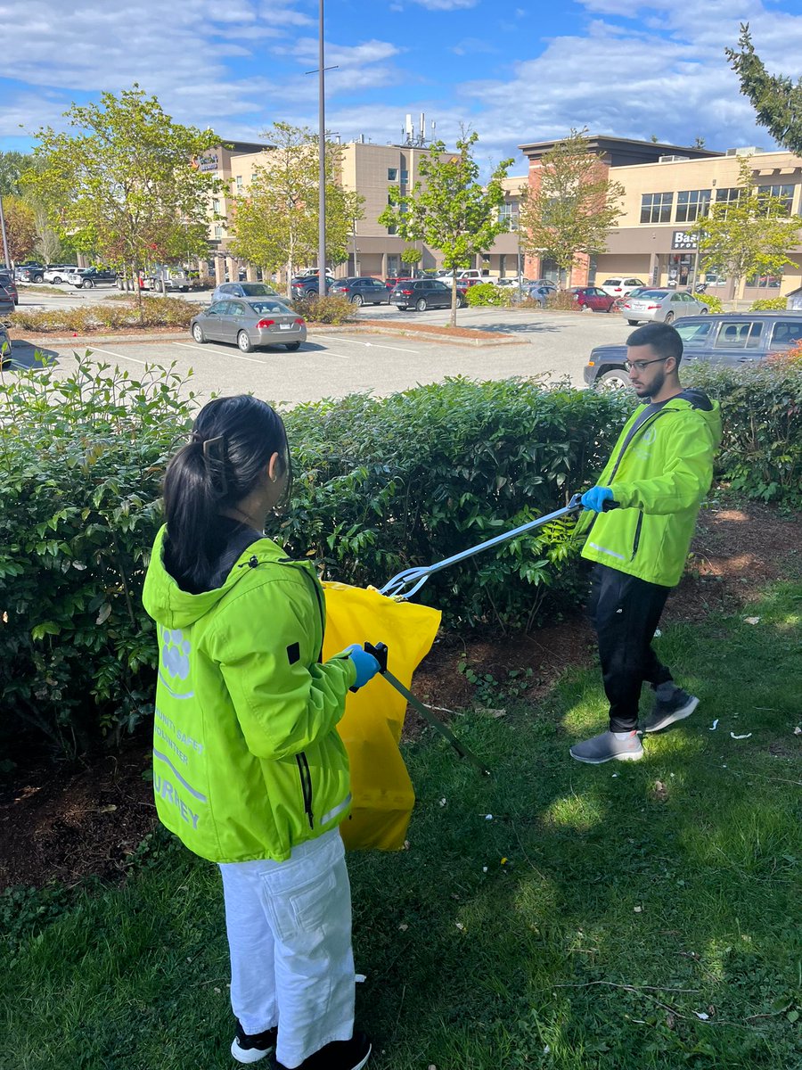 Happy #Friday! Yesterday, our Fleetwood #Greenteam did a fantastic job completing a #CommunityCleanup.🚮

Their dedication to a cleaner, greener community is truly inspiring! 👏🌳

#MakeADifference @CityofSurrey @SurreyMayor @LindaAnnisBC @BCRCMP @surreyps @Fleetwood_BIA