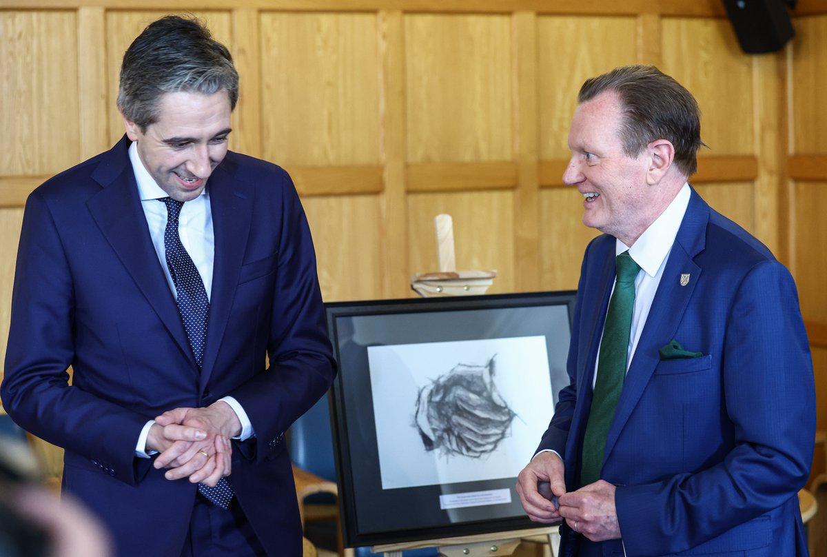QUBelfast's tweet image. Today, during his first official visit to Northern Ireland, the #Taoiseach visited us at Queen's.

“I am delighted to be here at Queen's this afternoon to meet with Professor Sir Ian Greer and the research teams, to learn more about all-island research projects co-supported by…