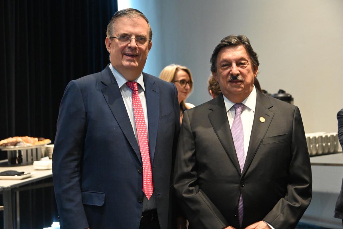 Con Napoleón Gómez Urrutia en la XLIII Convención General del Sindicato Minero, una de las organizaciones mas eficaces del movimiento obrero en México.