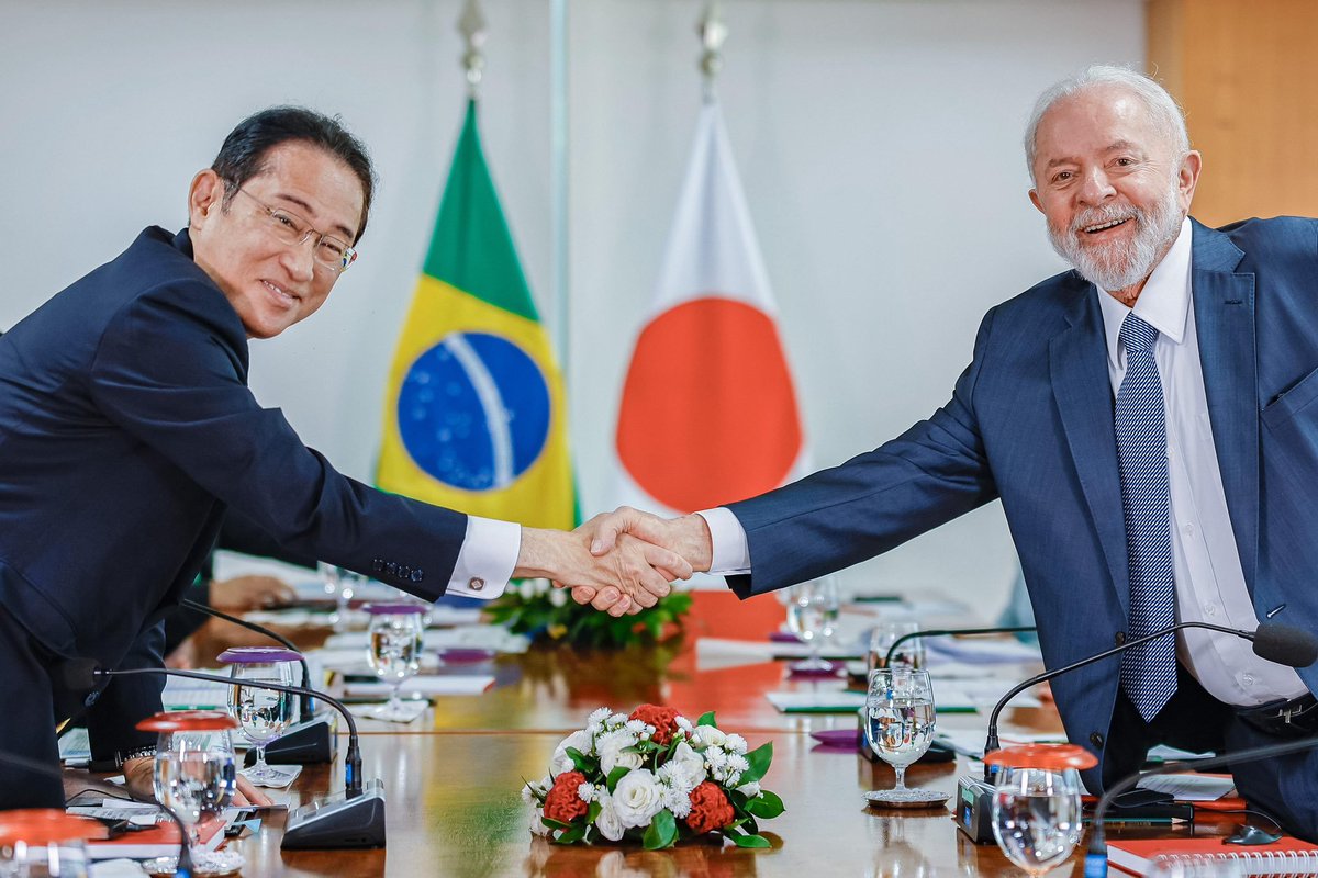 Hoje o primeiro-ministro do Japão Fumio Kishida chegou ao Brasil para abordar a colaboração de diversos temas comerciais, ambientais e energéticos. Além disso, 35 empresários japoneses se juntaram a comitiva possibilitando mais investimentos no país! 🇯🇵🤝🇧🇷