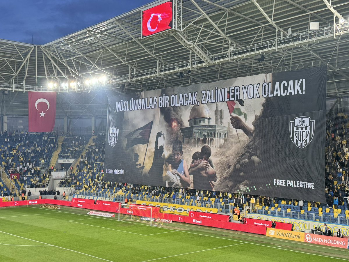 “MÜSLÜMANLAR BİR OLACAK, ZALİMLER YOK OLACAK” Ankaragücü taraftarından Filistin’e destek 🇵🇸 Tebrikler @huseyinayteki