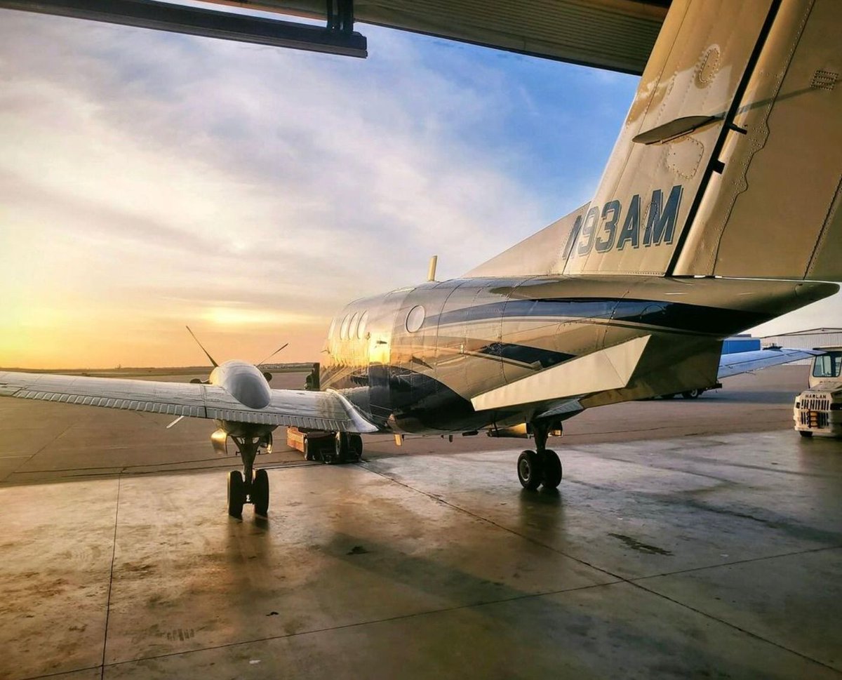 You made it to the tail end of the week!👏 💯 
🎥: @executiveairtaxicorporation (IG)
#FlyingFriday #KingAir #KingAirNation #Beechcraft