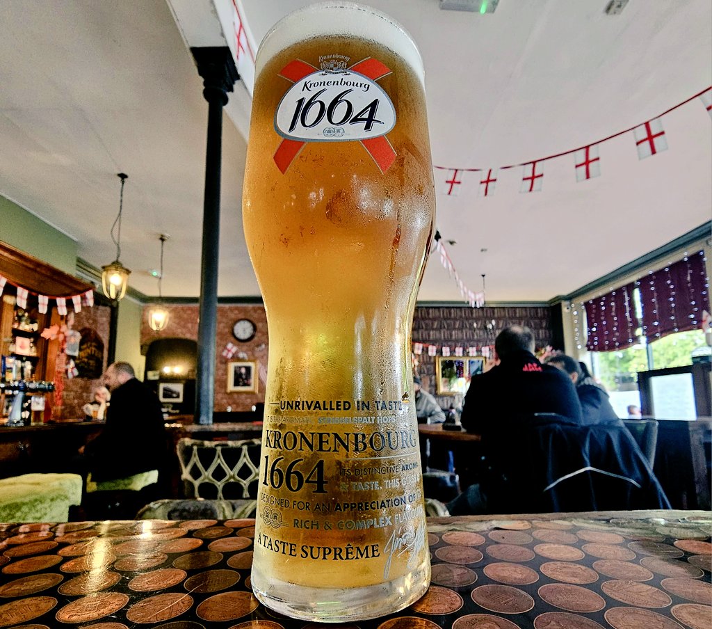 Last stop of the day for a Kronenbourg in the right glass Proper Pub in my home Borough,Busy weekend ahead out with @VinnieSull1van tomorrow filming some new vids for @Britains___Pubs Beer,Football,Pubs and family have a great weekend everyone Protect Pubs & F%ck the BBC🍻👌🏴󠁧󠁢󠁥󠁮󠁧󠁿🇬🇧