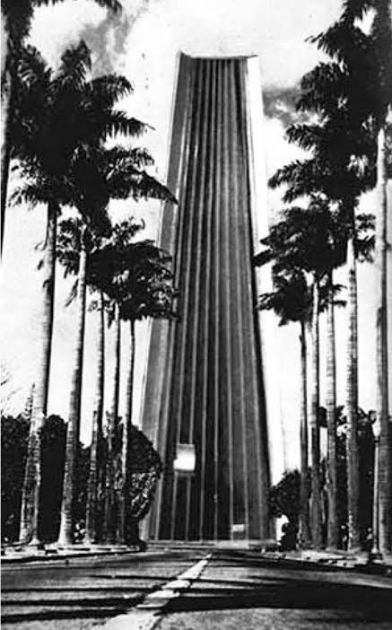 E quando o Oscar Niemeyer quis demolir o Palácio da Liberdade para construir uma torre de vidro de 80m? 

Era 1969, quando MG estava sob a gestão de Israel Pinheiro, e o então arquiteto apresentou a proposta (imagem à direita) que só não se concretizou porque em 1971 nasceu em BH…