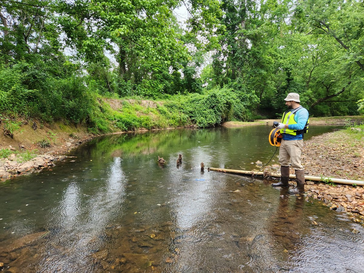 It's #FieldPhotoFriday! A @USGS hydrotech uses a water quality sonde to measure conditions at Accotink Creek Near Annandale, VA. Get the data: waterdata.usgs.gov/monitoring-loc… 📸 Rowan Johnson, USGS