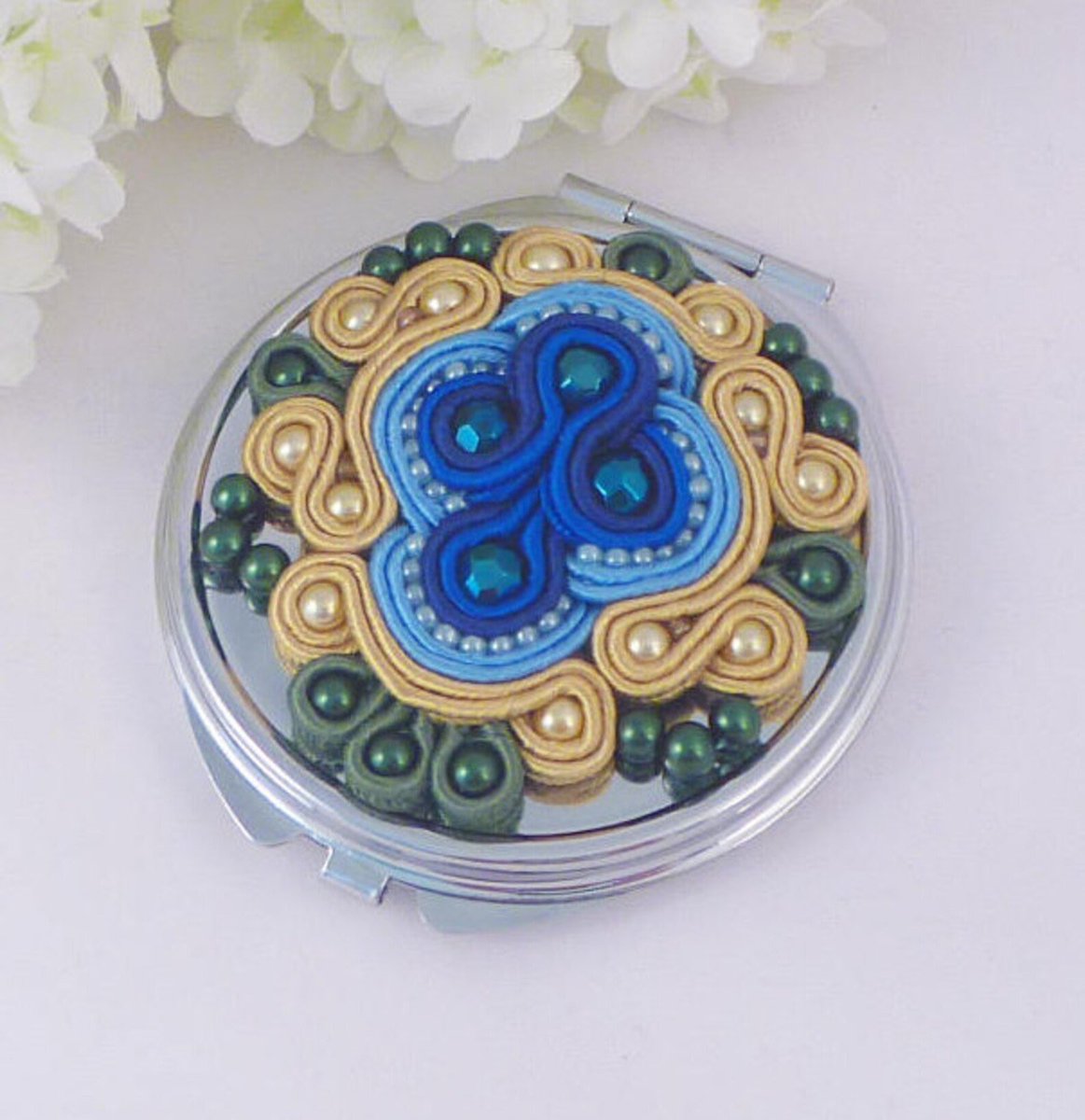 Beautiful accessories 

Unique compact mirrors make beautiful gifts

#giftideas #mirrors #MHHSBD