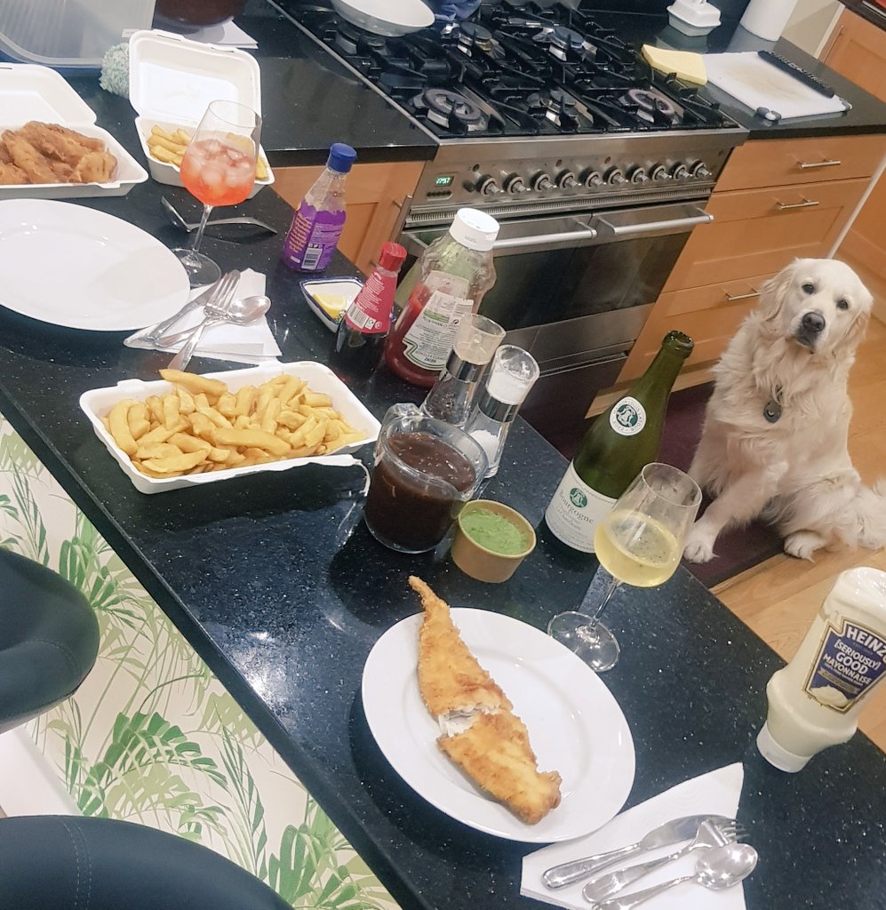 Chippy tea th'neet. Haddock for me with mushy peas 'n gravy accompanied by a delightful Chardonnay. Mrs @SuzannahNichol is having Aperol & some sort of Cod 'goujon' whatever the flip that is! @Ralph_Retriever really HAS had his dinner! Et toi mes amis?