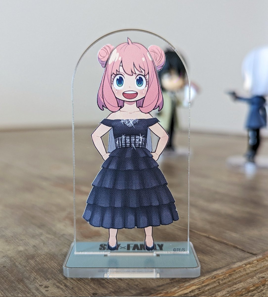 I made Anya's party dress for the volume 13 acrylic stands! It was a bit tricky but I'm happy enough with how it turned out 🩷