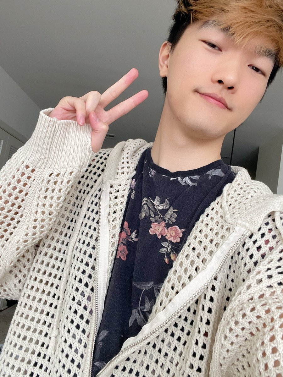 devinScribbles's tweet image. New #AAPIInGames 2024 tweet! Hello I’m a Chinese American concept artist &amp;amp; illustrator with a passion for characters 🇨🇳🇺🇸 - you may have glimpsed a bit of my work on games like SMITE, TFT, and Rec Room 🤗 

Currently looking to take on new projects ~ 🥳