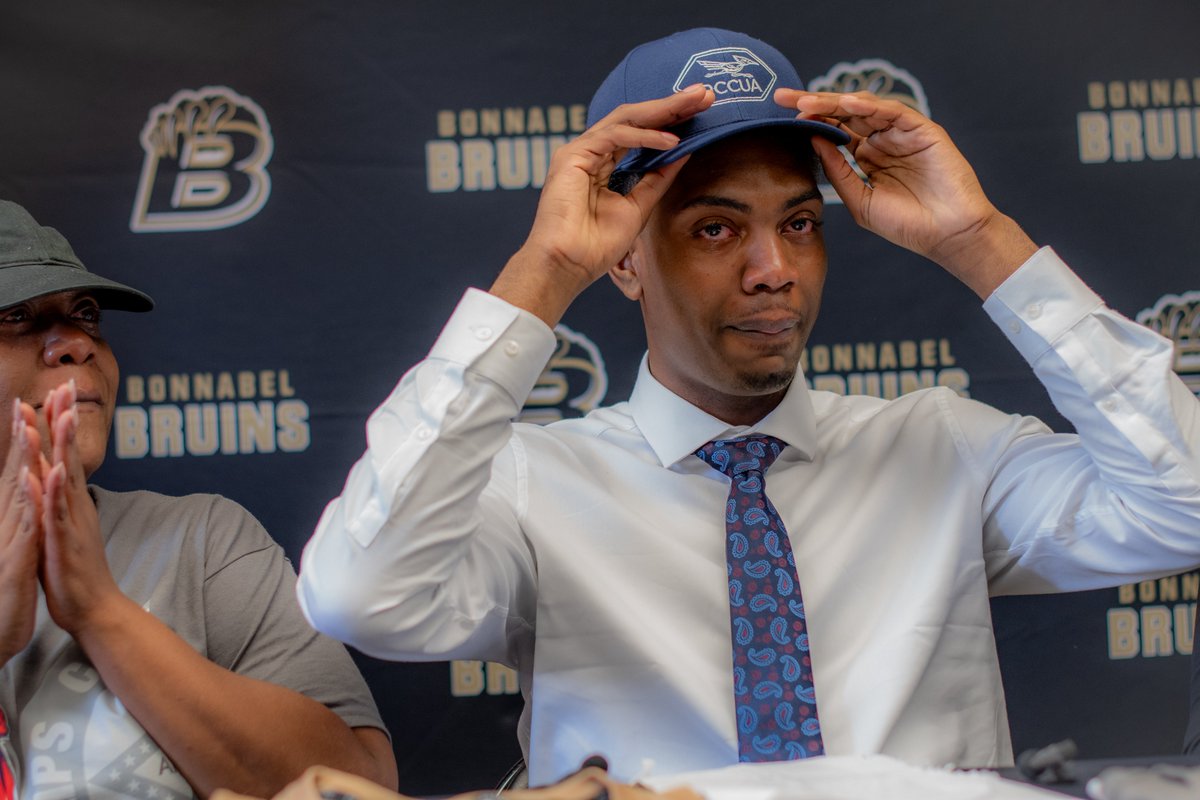 🎉 Congratulations Chris Hervey, student at Bonnabel, signed a full scholarship with @PhillipsCollege to play basketball. Chris was 1st team All District. He averaged 12 ppg, 8 rebounds, and 3 blocks per game. He led the district in blocked shots. We are #JPSchoolsProud! 💙