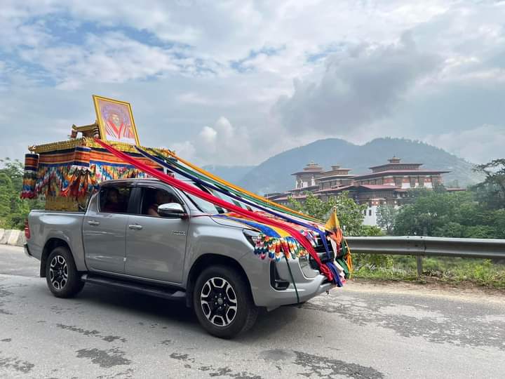 The Central Monastic Body returns to Thimphu, our summer residence. On the 8th-9th May, 2024, the Central Monastic Body of Bhutan will move back to Thimphu Tashichhodzong from the Puna Dewa Chenpoi Phodrang, led by their Eminences the Khenlop Dhuetshog.