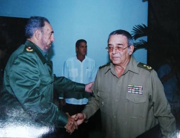 @MinfarC General Andollo de #Cuba Hombre íntegro y lleno de sabiduria. Duele mucho, solo siendo fiel a sus principios reconforta esta perdida física. Como él; serle fiel a #Fidel, a Raúl y a la Revolución, es mí compromiso.
