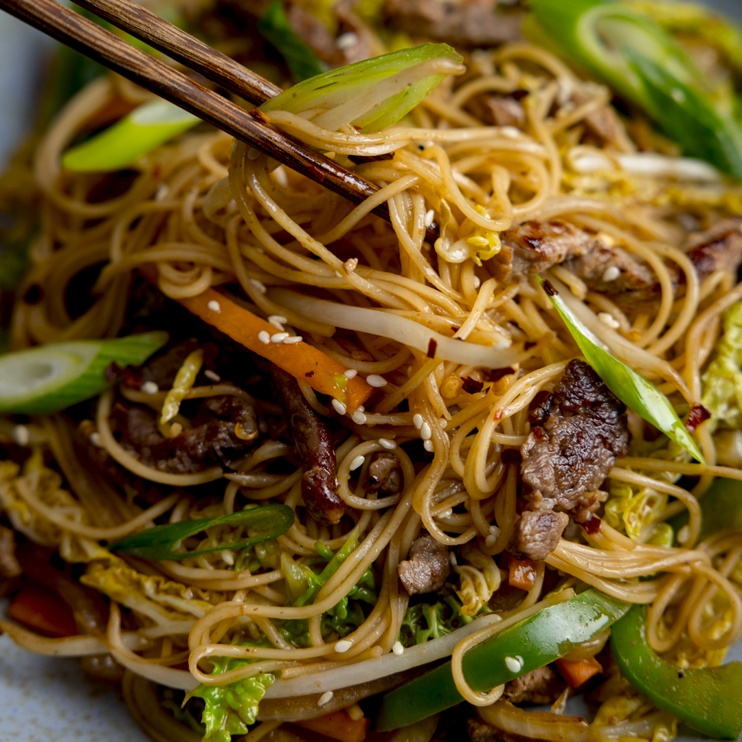 Tender steak strips with chow mein noodles and vegetables in a tasty stir-fry sauce. I love this beef chow mein for a quick dinner that everyone enjoys. It's not spicy, just full of umami flavour. 😋🥢 kitchensanctuary.com/beef-chow-mein/ #kitchensanctuary #chowmein #noodles