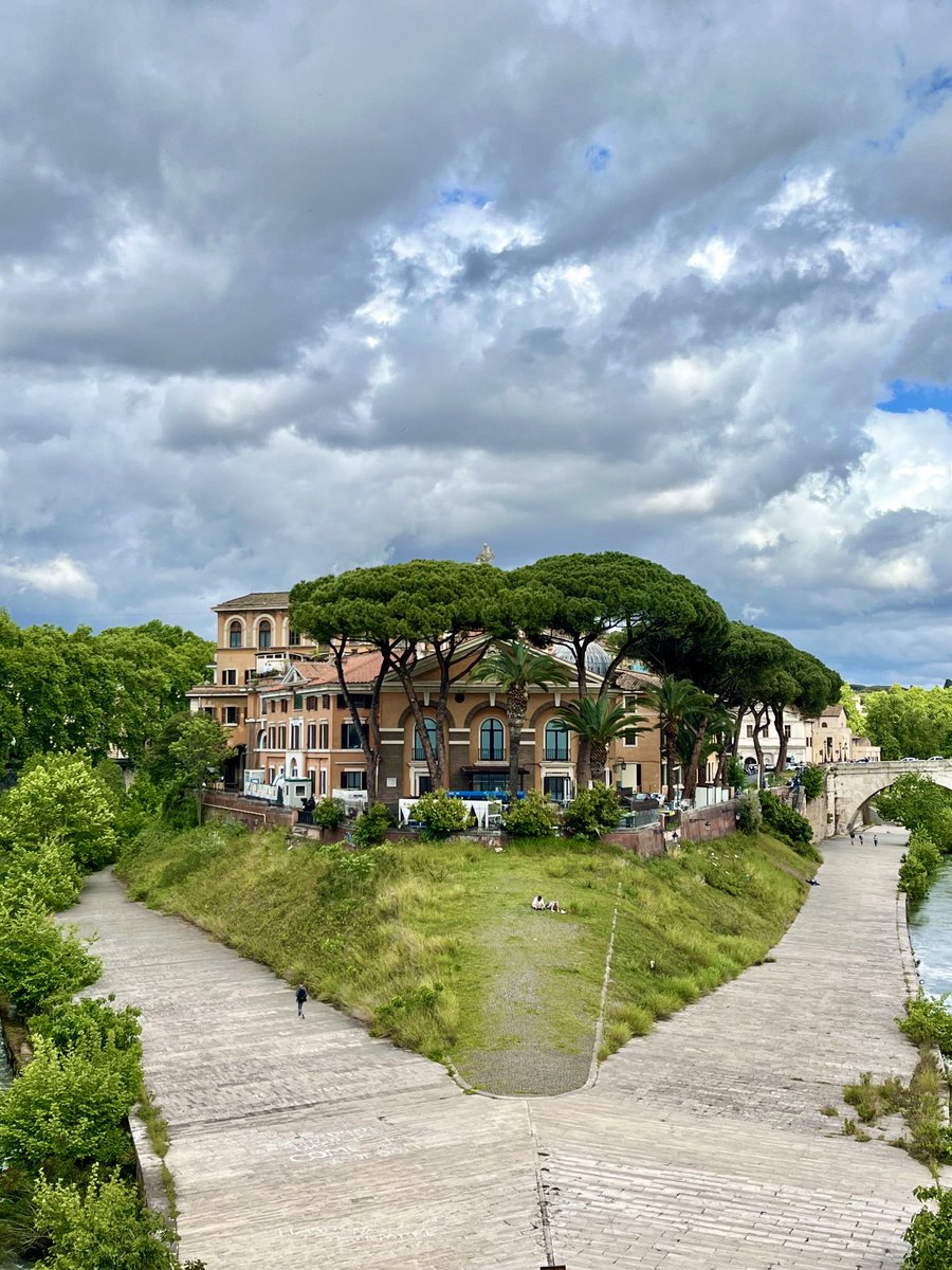 Sole e nuvole… Ospedale Fatebenefratelli dell'Isola Tiberina #Roma 🤍 #Rome