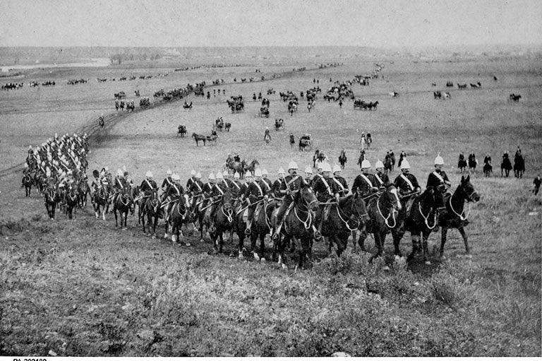 🧵 Indigenous people have observed for decades/centuries the “law” is never applied equally to all, especially and primarily if it gets in the way of corporate interests/profits. 📷 Canada sent 5000 police in 1885 against 300 Metis at the Battle of Batoche.