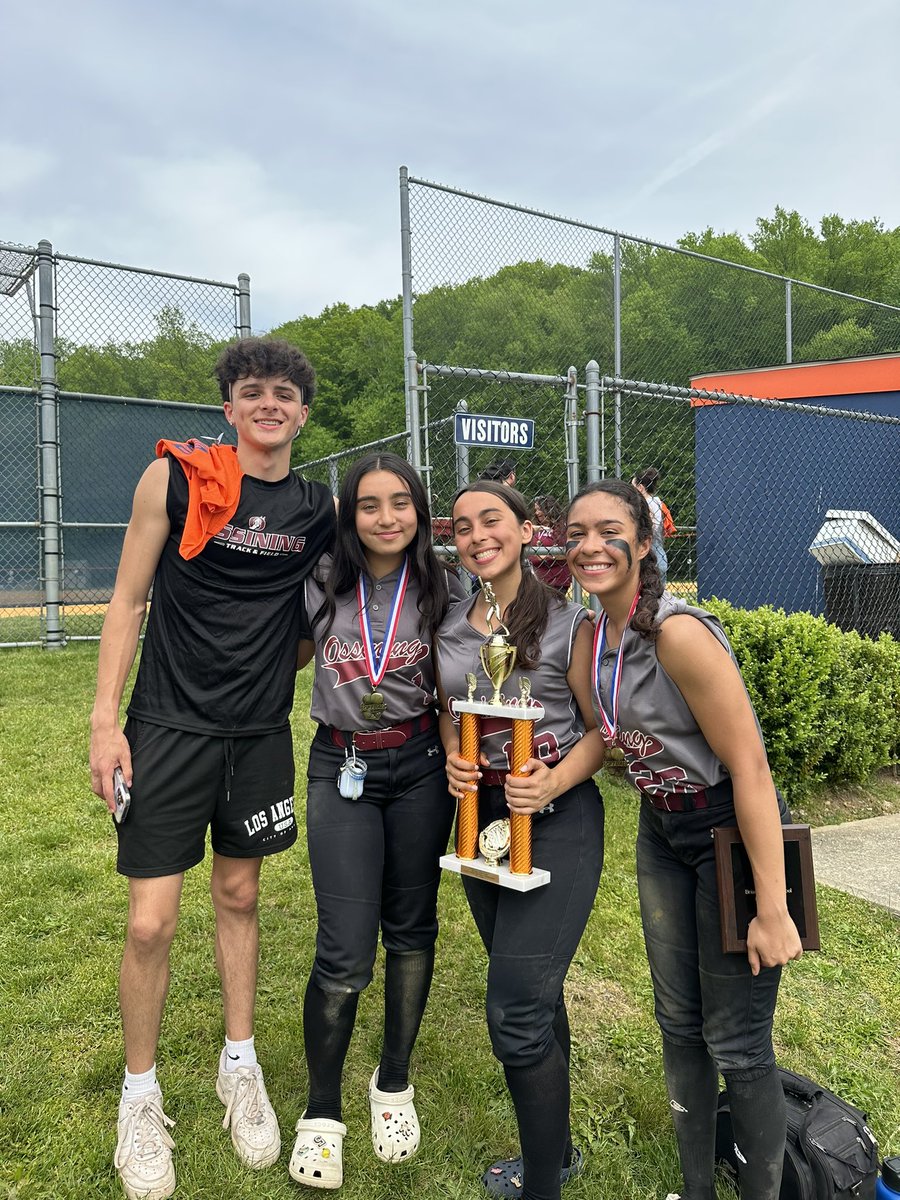 Come support our seniors today before we take on Lincoln at 4:30pm at Vets Memorial Park. Join us in congratulating Genevieve, Kayley, Katherine and Patrick as they close their last chapter in Ossining Softball! #rollpride @OABCBoosters @OSSATHLETICS @OssiningSchools